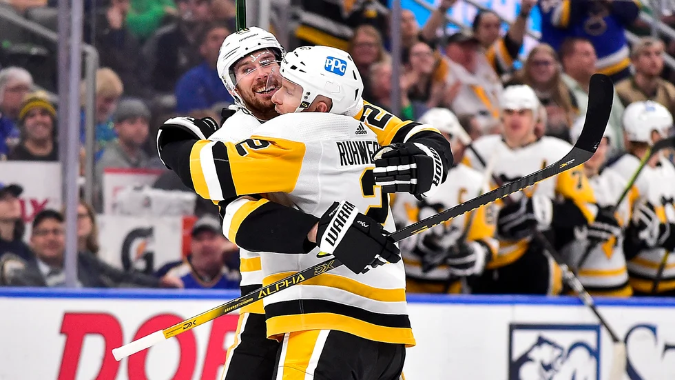 Marcus Pettersson (tv) har idag en stor roll i Pittsburgh Penguins backuppsättning. Nu står det även klart att han får en viktig roll i Norrland Padels framtid. 