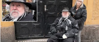"En ättestupa rakt ner i gatan" • Tommy Eriksson, 74, tvingas ut i biltrafiken med rullstolen • DO struntar i ärendet