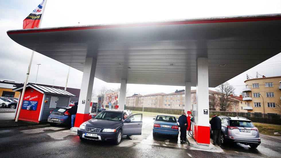 Avdraget för arbetsresor, tjänsteresor och hemresor med egen bil höjs från 18,50 till 25 kronor per mil. Avdraget för resor med förmånsbil höjs från 6,50 respektive 9,50 till 12 kronor per mil. 