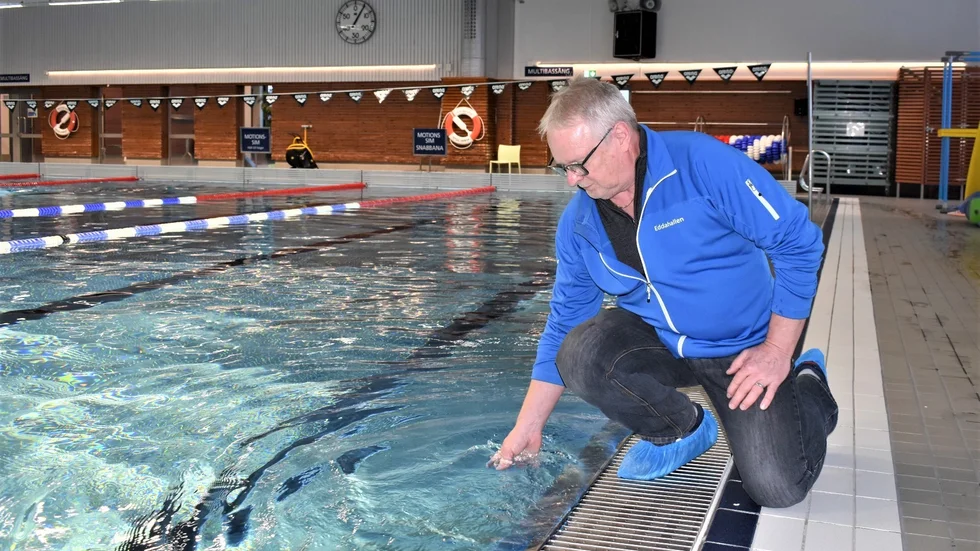Här inne vid stora bassängen på Eddahallen har han gjort många timmar under årens lopp och lärt barn att simma.