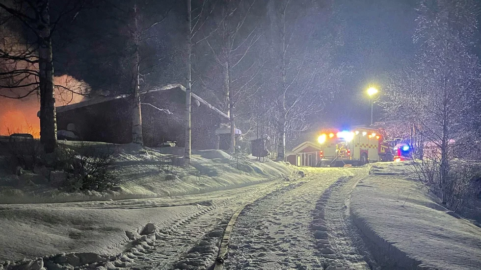 Lars-Erik Johansson såg höga eldslågor då han passerade Nystrand på lördagseftermiddagen. Han stannade till och fick då hjälpa en brännskadad man.