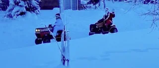 TV: Istället för renar – I Boliden tar tomten och nissarna andra färdmedel inför kvällens uppdrag 