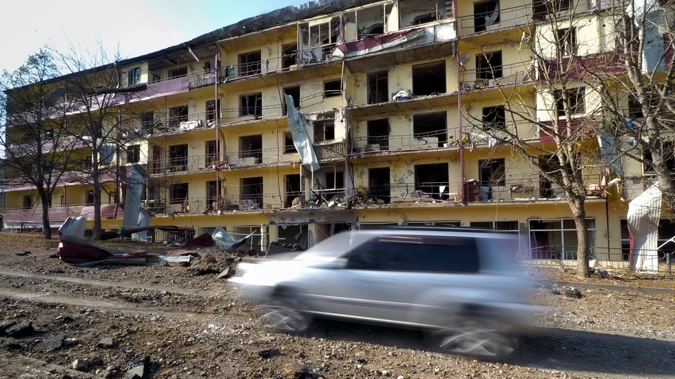 Ett hus skadat av artilleribeskjutning i utkanten av Stepanakert i Nagorno-Karabach. Bilden är från 2020.