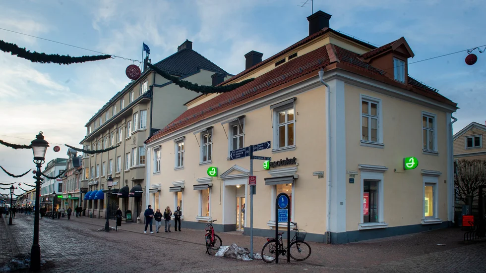 En av fastigheterna som säljs ligger på Västra Storgatan och inrymmer bland annat Apoteket.