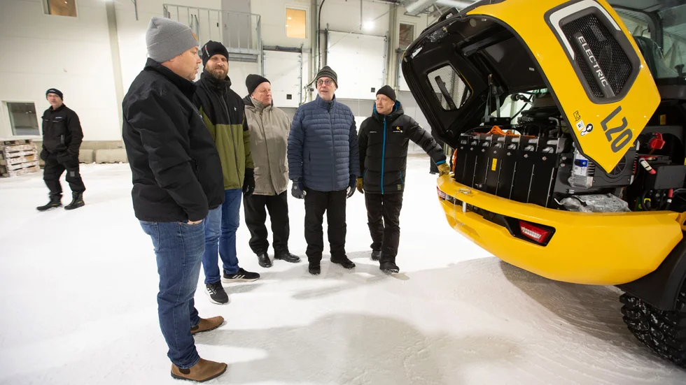 Fredrik Askling, produktspecialist på Swecon, visar hjullastarens batteri för Björn Backe, LTU, Leif Häggmark, Acuerdo i Skellefteå, Mats Brännström, MGB Energy Consulting och Christer Berglund, Vattenfall eldistribution.
