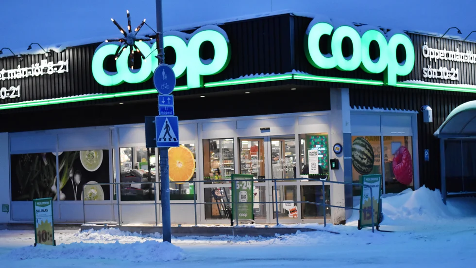 Coop Bjurholm var först ut inom Coop Nord, men när det föll väl ut följde ytterligare tre butiker efter med samma koncept. Här en bild från Norsjö, som skyltar med 6-24-öppet utanför dörren.