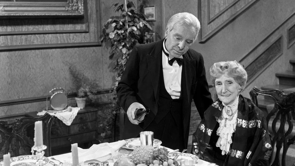 Freddie Frinton spelade betjänten och May Warden spelade grevinnan i den klassiska sketchen. Pressbild.