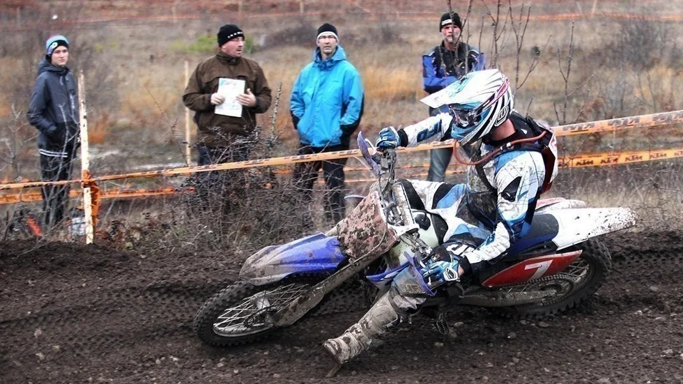 Mats Åkerblom har en lång meritlista.Bland annat har han kommit trea i GGN och är svensk juniormästare i motocross.