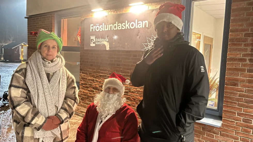 Skolans rektor Anna Gill, här tillsammans med jultomten och fritidsledaren Mahad Hassan. 
