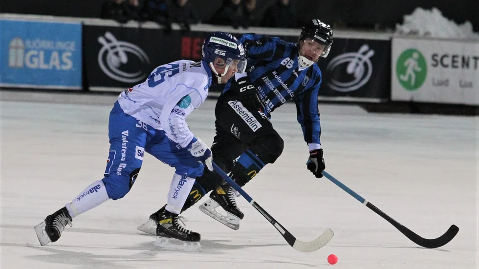 IFK Motalas Nicklas Ögren var bra i matchen, initiativrik framåt och krigare bakåt. Här förbi Sirius Stefan Kröller.
