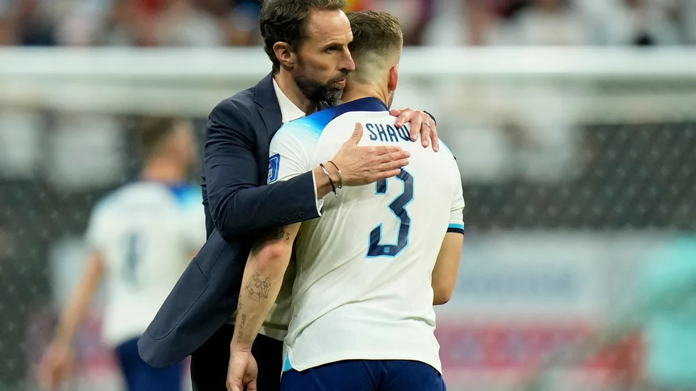 Gareth Southgate tröstar Luke Shaw.