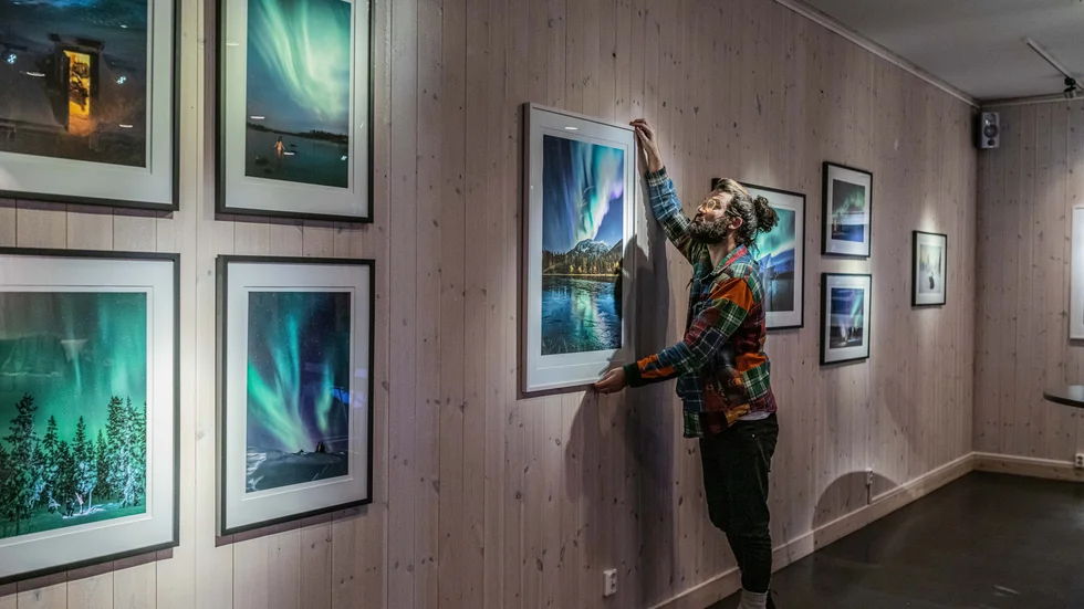 Fotokonstnären och norrskensfantasten Asaf Kliger arbetar med utställningen inför vernissagen den 16 december i Icehotel i Jukkasjärvi. "Det är väl norrsken och fotboll som kan göra folk överväldigade som vuxna", säger han och skrattar.