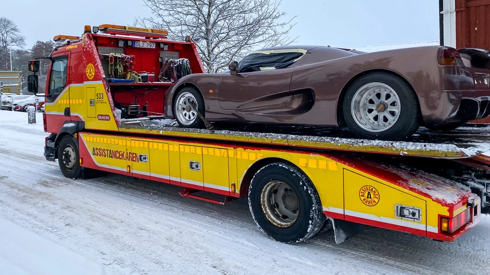 Nej, det var ingen som hade varit ute och testat om en Koenigsegg är en bra vinterbil. Det var för att köras till service som bilen transporterades genom Motala. 