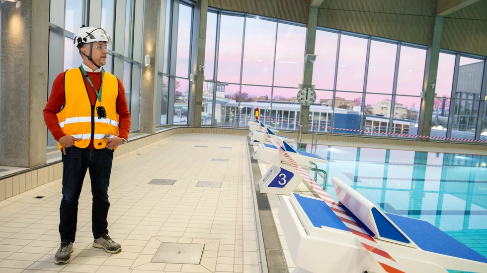 Alla bassänger är nu vattenfyllda och ser inbjudande ut. Christian Dahlén är kommunens projektchef för simhallsbygget, där Serneke är entreprenör.