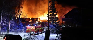 Det brinner i en lada på 500 kvadratmeter i Rimbo