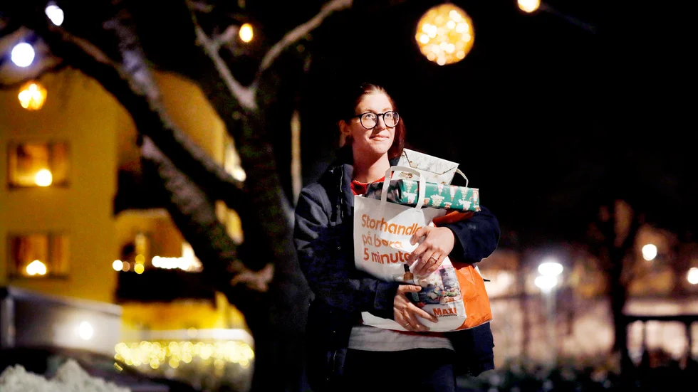 Johanna Lindberg reagerade på att det var många familjer som inte hade råd att fira jul och startade därför en insamling. Nu firar initiativet 20 år. Bilden är taget från ett reportage i tidningen 2022.