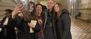 Fansen flockades efter Nobelpristagarens föreläsning i Uppsala • UNT rapporterade live