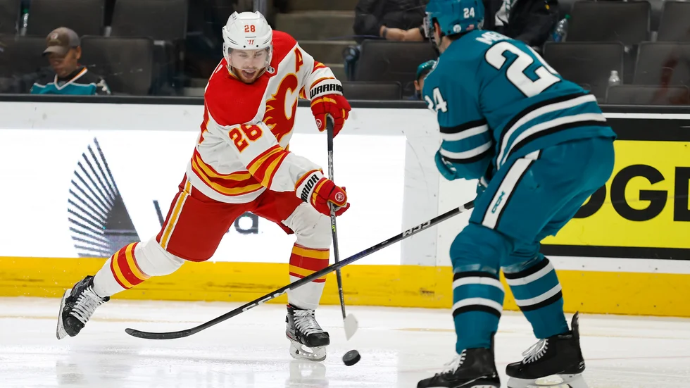 Calgarys Elias Lindholm och San Joses Jaycob Megna.