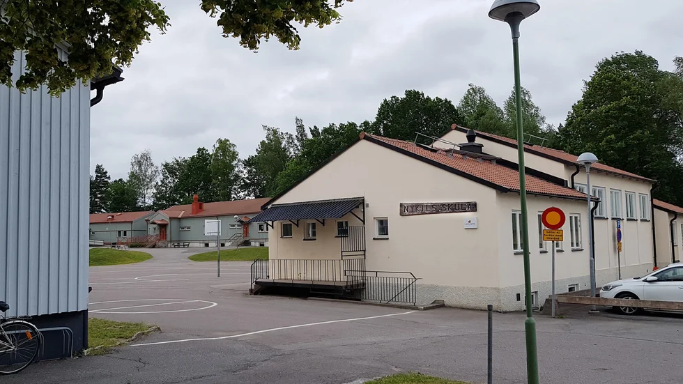 Barnen i Ulrika skola ska fortsätta att bussas på undermåliga vägar till Nykils skola, trots att anställd lärare på Ulrika skola kommer tillbaka efter föräldraledighet, skriver en förälder.