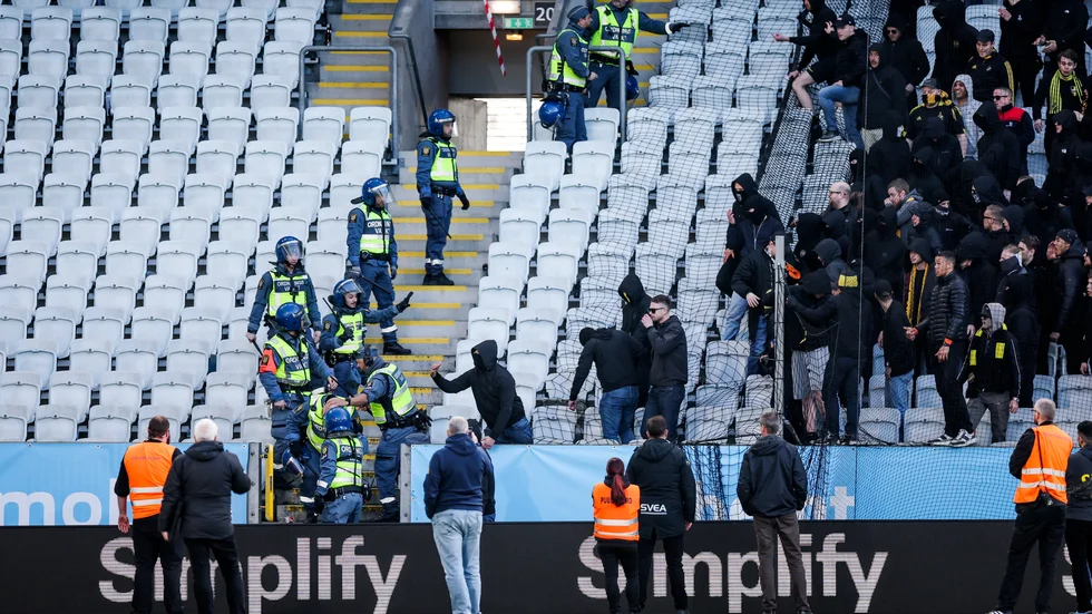 AIK-supportrar kastade stolsitsar efter förlusten borta mot Malmö FF i våras. Nu döms en 25-årig AIK-supporter för våldsamt upplopp. Arkivbild.