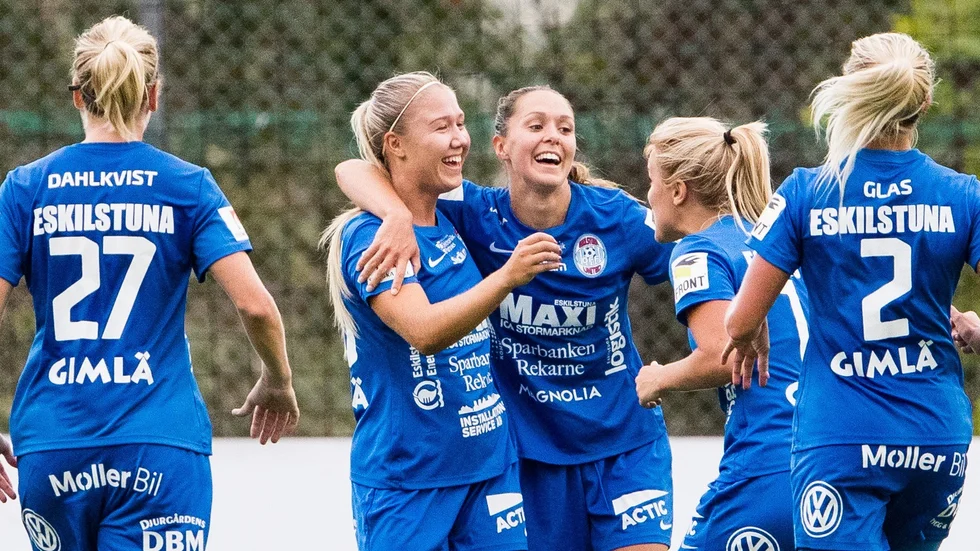 Cajsa Åkerberg (mitten) slog sig in i Uniteds startelva 2018 men har sedan dess haft en tuff tid fyllt av skador. Här kramas hon om av Felicia Rogic.