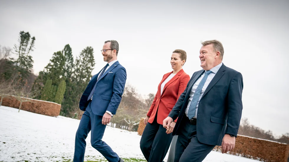 Socialdemokratiets Mette Frederiksen, Venstres Jakob Ellemann-Jensen och Moderaterne Lars Løkke Rasmussen förhandlade om makten - och kom överens. Det tål att lära av, för svensk del.