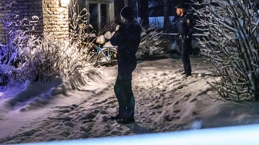 Den 31-åriga man som misstänks för att ha skjutit ihäl sin granne på Hertsön blir fortsatt kvar i häktet.  