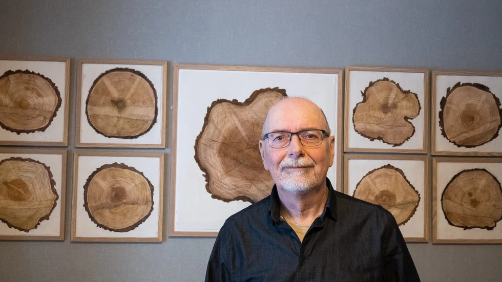 Sven Teglund har blivit antagen till Lijlevalchs vårsalong med sin installation "Släktträd" som består av nio akvareller, föreställande trädstubbar.