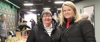 Många ville gå på Bryggarens julmarknad i Västervik •  Besökaren Linda: "Det är roligt att det är en julmarknad i stan"