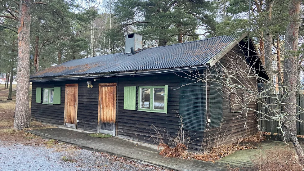 Det gamla huset i Cederparken på Östermalm ska rivas. När det var en hockeyrink i parken fungerade huset som omklädningsrum men de senaste åren har huset stått öde och skicket är dåligt.