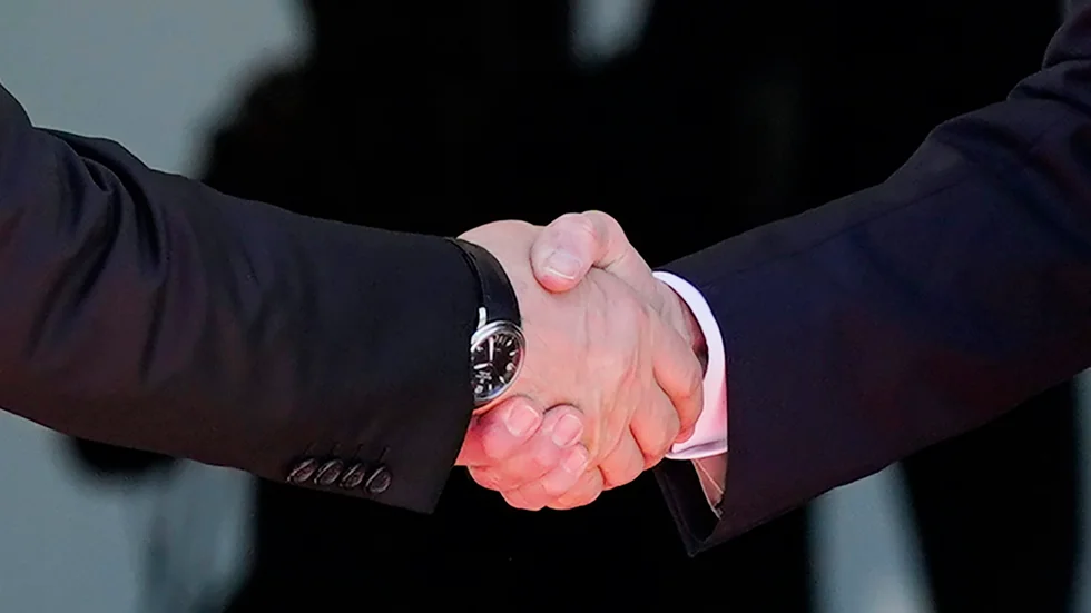 Det var då. Joe Biden och Vladimir Putin skakar hand i schweiziska Genève i juni 2021.