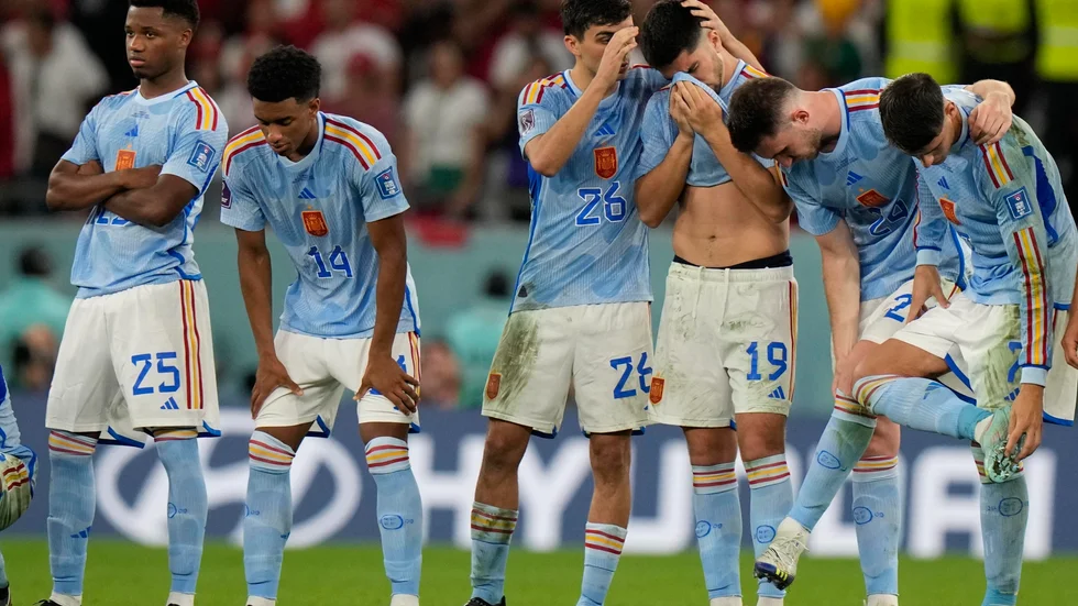 De spanska spelarna deppar efter förlusten mot Marocko.