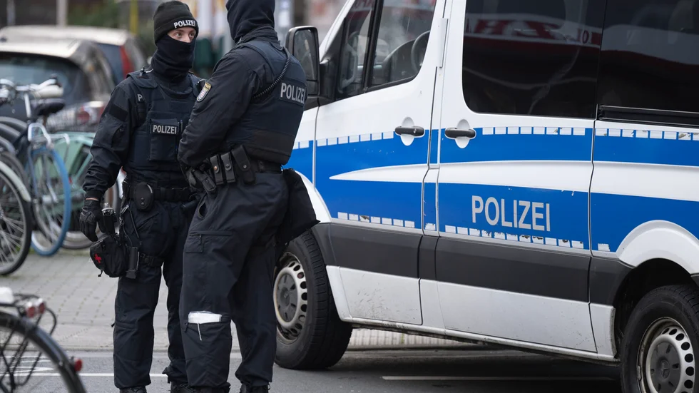 Poliser vid en insats mot Reichsbürger-rörelsen i december förra året. Arkivbild.