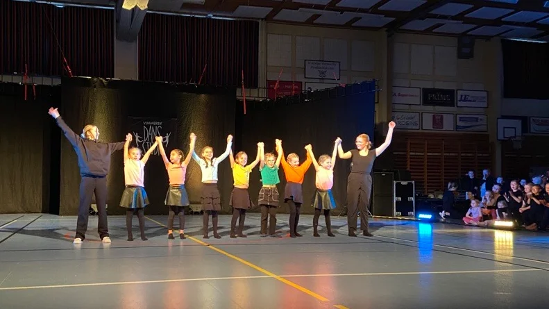 Precis som vanligt var det mycket dansglädje i Idrottshallen när Vimmerby Dansstudio hade säsongsavslutning. Alla grupper framförde ett nummer.