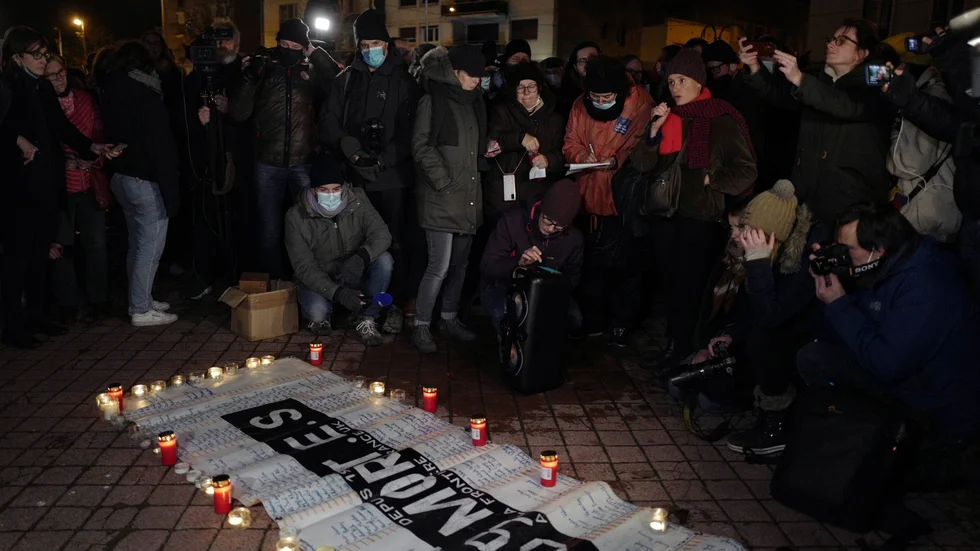 Aktivister som verkar för migranters rättigheter genomförde förra året en manifestation efter det att 27 människor drunknat när de försökte ta sig över Engelska kanalen från Frankrike till Storbritannien. Arkivbild