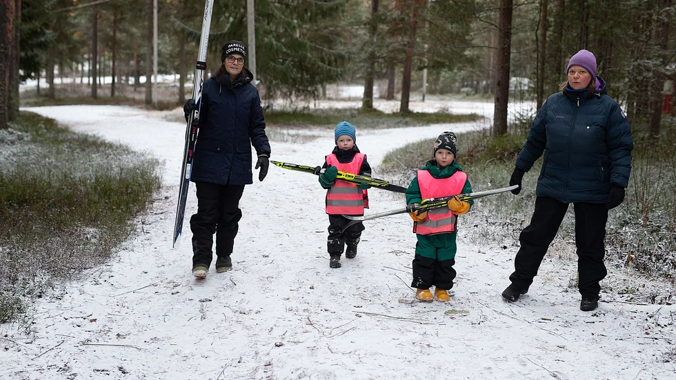Pedagogerna Annelie Lundberg och Kathleen Lind och  fyraåringarna Sigge Öberg och Elliot Edström hoppas att Piteå kommun hittar någon som vill drifta skidspåret. "Jag gillar att åka skidor", säger Elliot Edström.