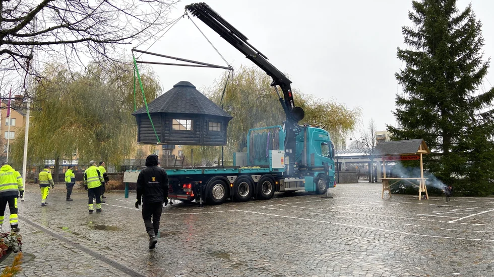 Vindskydden är tillverkade i Dalarna. Under torsdagen lyftes de på plats på Stortorget i Katrineholm.