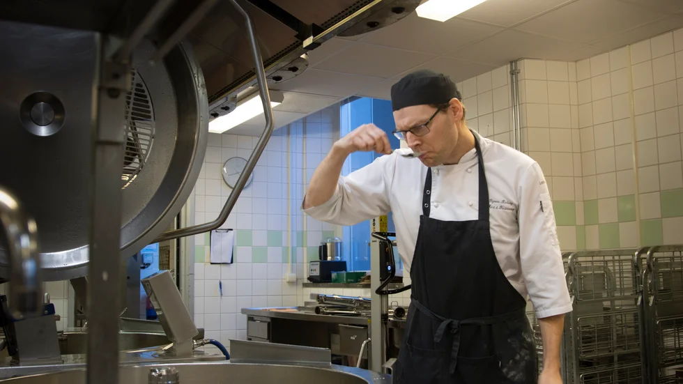 Stortrivs på jobbet. Bjarne Boberg, restaurangchef på Berzan, har ett pussel att lägga varje dag. Med fler ätande elever och svårigheter att få tag i vissa varor kan det ibland bli knivigt att ha 14 dagars framförhållning.