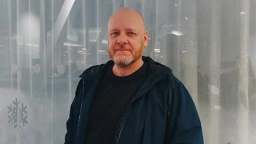 Jori Helminen kommer aldrig i tid på grund av tågförseningar. Nu har han tröttnat och planerar att flytta från Gnesta.