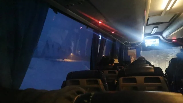 Ett dussintal passagerare sitter i en buss som fastnat i diket på E4.