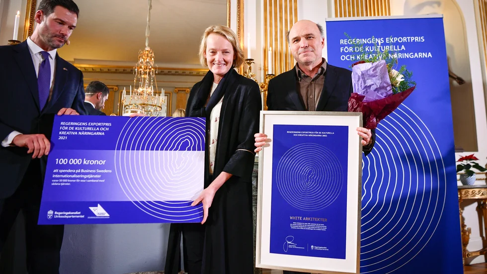 Bistånds- och utrikeshandelsminister Johan Forssell (tv) delade ut regeringens exportpris för de kulturella och kreativa näringarna till White Arkitekter med vd Alexandra Hagen och vice vd Carl Bäckstrand.