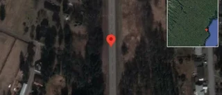 Personbil stillastående på E4 - helt stopp i ett körfält