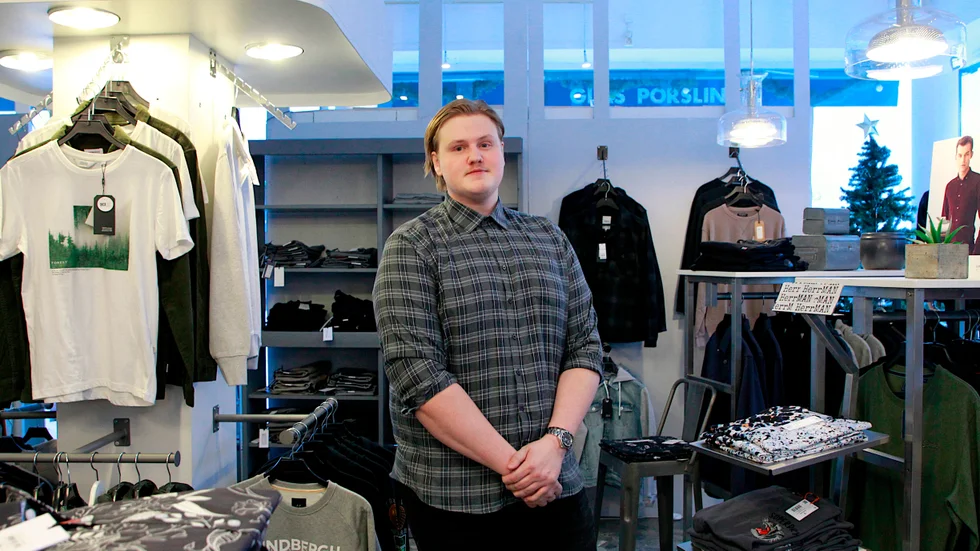 Det bästa med att jobba i butik? Hampus Andersson menar att jag kommer få samma svar från alla jag frågar. Det är att träffa många människor, det är det roligaste som får dagarna att gå fort.