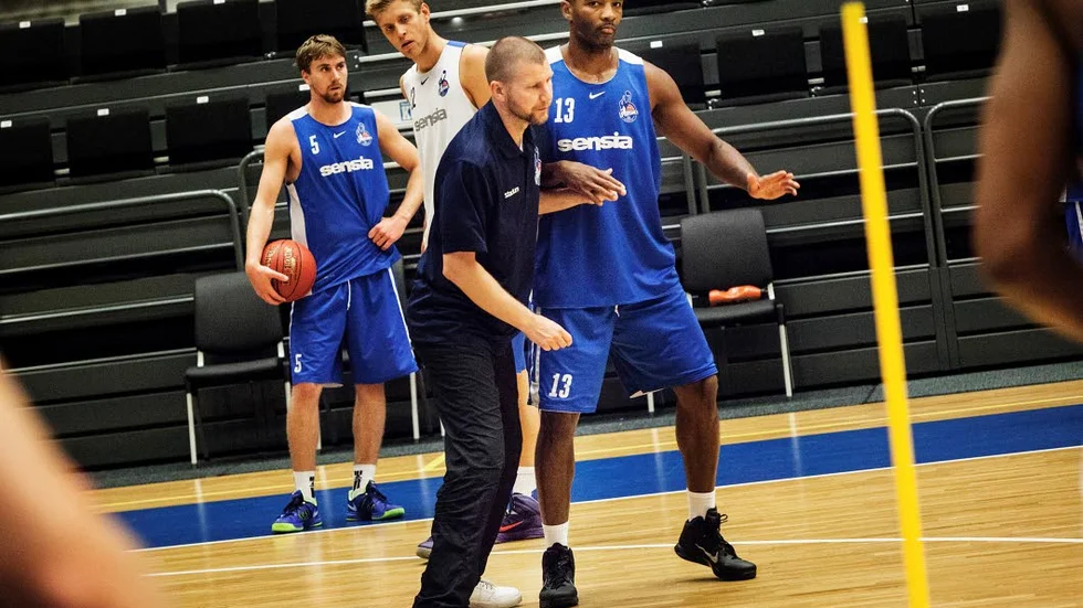 Alex Wesby tvingas spela med ett specialskydd.