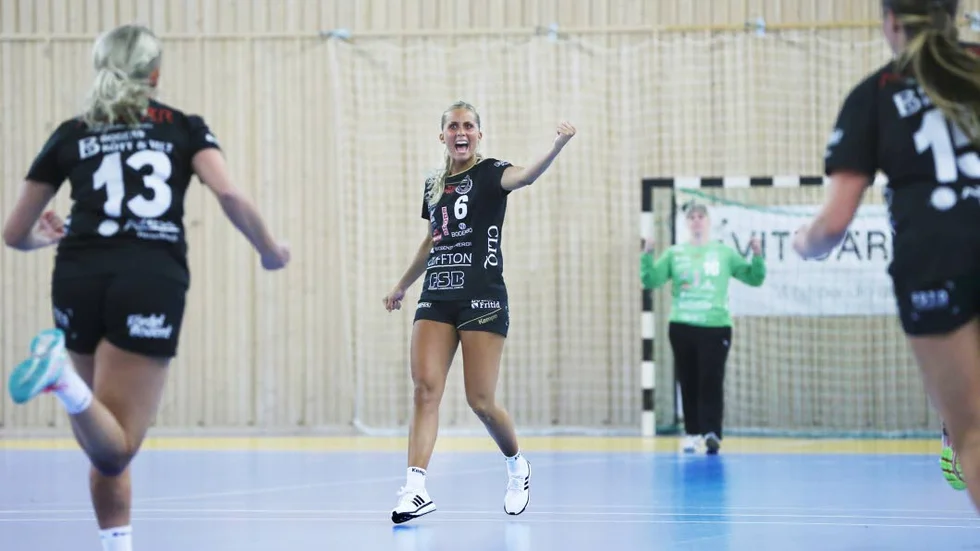 Skönt segerjubel – trots allt. Emmy Nordmark blev – som vanligt – Bodens                             bästa målgörare med sina sex mål.