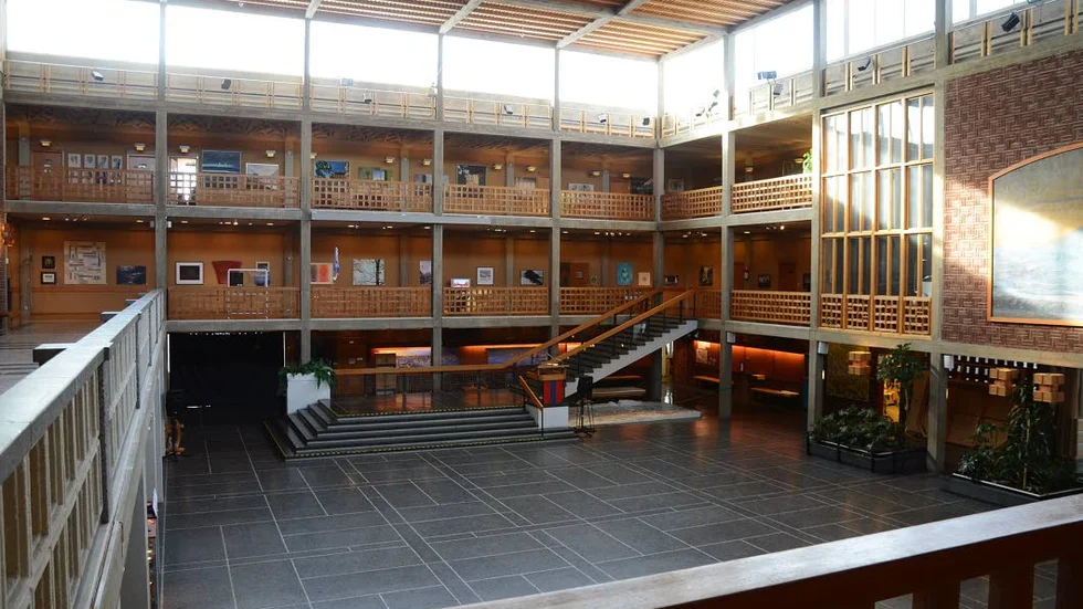 SKYDDSLÖS. Nu är inte Kiruna stadshus längre skyddat som byggnadsminne. Kiruna kommun planerar att ta med sig delar av byggnaden när nya Kiruna ska byggas.