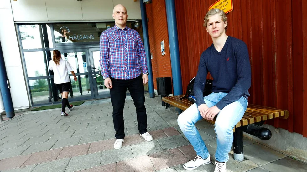 LOKALT ALTERNATIV. Tränaren Roger Kyrö och eleven Viktor Burman gillar det nya lokala hockeygymnasiet.