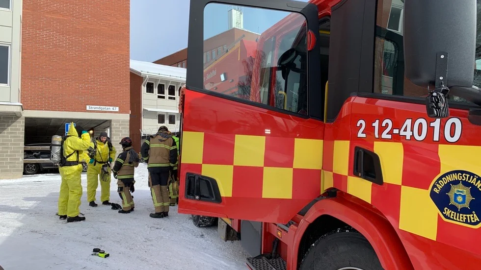 Personnel from the rescue service are on their way into the police station with protective suits and breathing masks.
