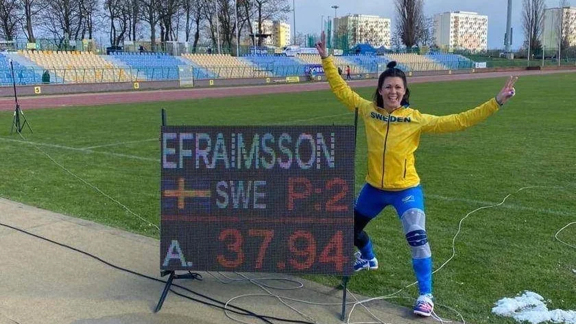 Motala AIF:s Martina Efraimsson blev så här glad över kastet i Polen som gav silver i veteran-VM.