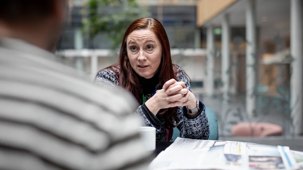 Socialnämndens ordförande Hanna Victoria Mörck (V) lyfter fram olika initiativ från Uppsala kommun för att hjälpa våldsutsatta kvinnor.